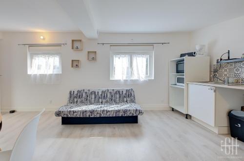 um grande quarto branco com uma cama em HALTE 3 / GUÈS DE VEIGNE em Veigné