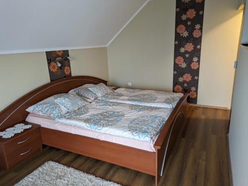 a bedroom with a bed with a wooden headboard at Marvel-Nyaraló in Igal
