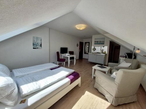 ein Schlafzimmer mit einem Bett und ein Wohnzimmer in der Unterkunft The Cozy Lindau No 3 in Lindau
