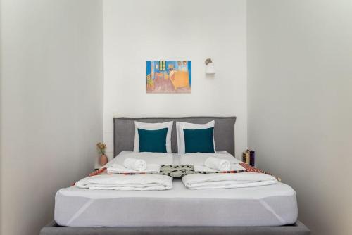 ein Schlafzimmer mit einem Bett mit blauen Kissen in der Unterkunft HM • 1BR Oasis with Easy City Access in Wien