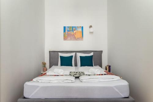 una camera da letto con un letto con cuscini blu di 1BR Oasis with Easy City Access by HM a Vienna