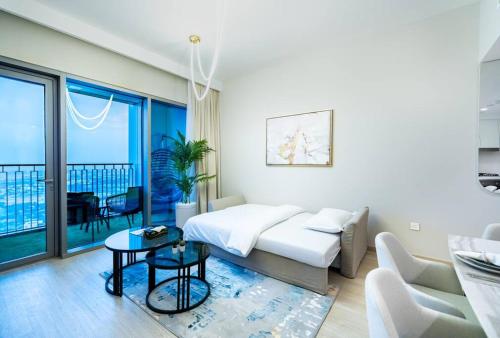 1 dormitorio con 1 cama y sala de estar con balcón. en WORLD CLASS 2BR with Downtown View en Dubái
