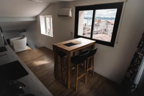 une petite cuisine avec une petite table et une fenêtre dans l'établissement Terrasse tropezienne, à La Ciotat