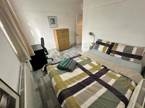 a bedroom with a bed and a dresser in it at Aldgate East Rooms R2 in London