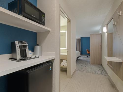 Habitación pequeña con cocina con microondas. en Holiday Inn Express Hotel & Suites Ft. Lauderdale-Plantation, an IHG Hotel en Plantation