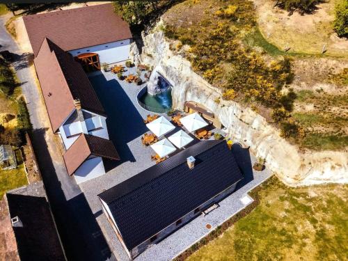 una vista aérea de una casa con piscina en Clearpoint, en Hořovičky