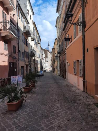 an empty street in a city with buildings at AURUM Affittacamere in Loreto