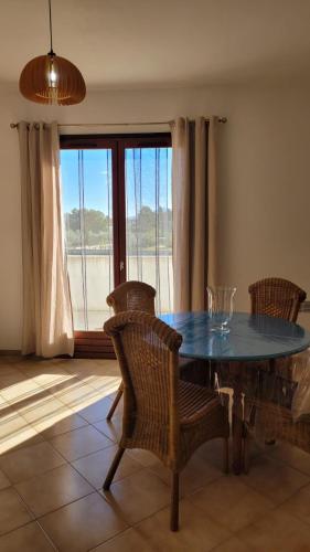 une salle à manger avec une table et des chaises et une fenêtre dans l'établissement PARADISU, à Biguglia