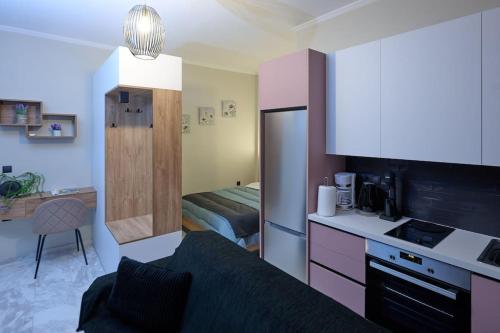 2024 superior modern studio! في ميتيليني: غرفة مع مطبخ وغرفة معيشة