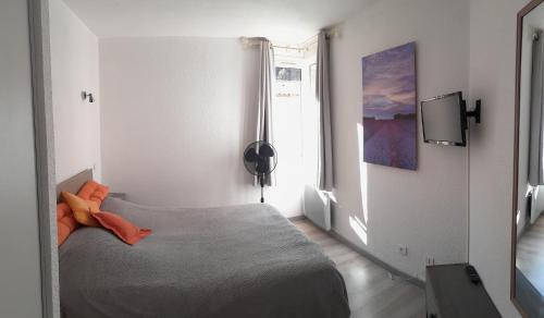um quarto com uma cama e uma janela em Le Dignois em Digne-Les-Bains