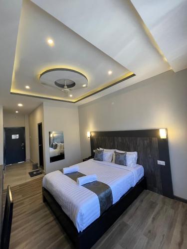 Un pat sau paturi într-o cameră la Yang Bhutan Hotel