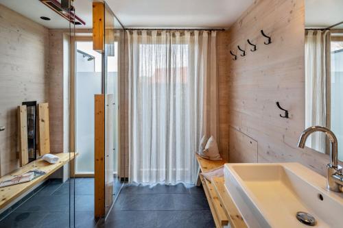 een badkamer met een wastafel en een groot raam bij Hainichhöfe Chalet 2 in Mülverstedt