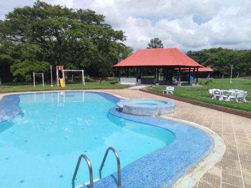 una piscina con cenador en un parque en Finca el hato en Palmira