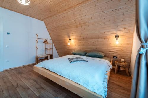 Tempat tidur dalam kamar di Cabana A-casă