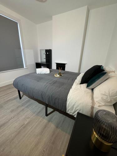 a bedroom with a large bed and a large window at NEW Unique 4 Bed Families Contractors 靠近唐人街 in Nottingham