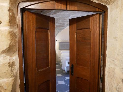 een open deur naar een kamer met een bed bij Suite della Contessa in Castelsardo