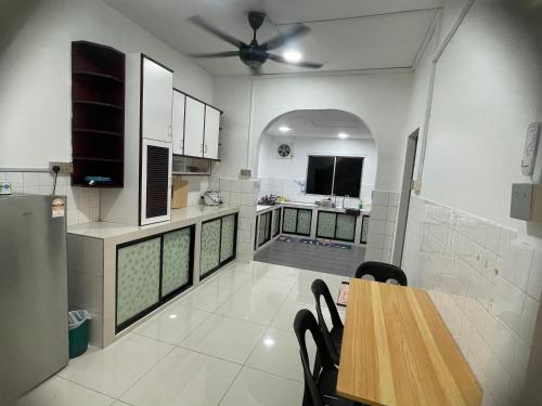 une grande cuisine avec une table et une salle à manger dans l'établissement Peach Villa @ Putatan, à Kota Kinabalu