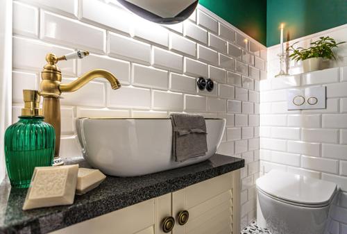 a bathroom with a sink and a toilet at Apartament „Nad Ratuszem” in Częstochowa