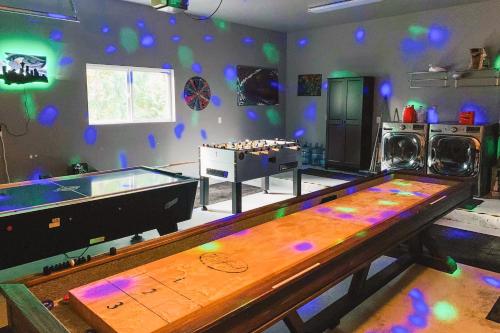 a room with a ping pong table and a ping pong ball at Mason Magic Hideaway in Grapeview