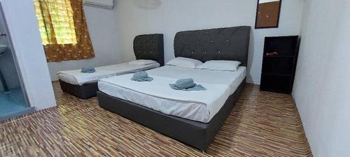 1 dormitorio con 2 camas en una habitación en EverGreen Lodge Bed & Breakfast, en Sukau