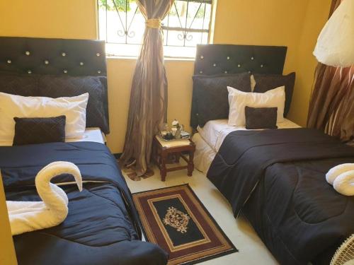 Un dormitorio con dos camas y un cisne. en EverGreen Lodge Bed & Breakfast, en Sukau