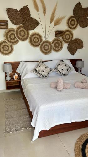 Un dormitorio con una cama con almohadas. en Côté Jardin, en Somone