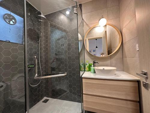 bagno con doccia e lavandino di Harmony Haven Retreat Suite a Petaling Jaya