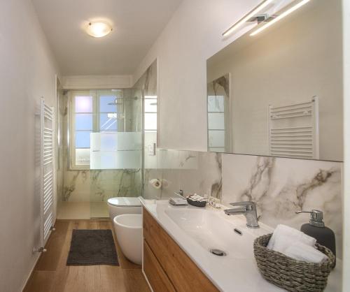 Kylpyhuone majoituspaikassa AMAMARE Apartments