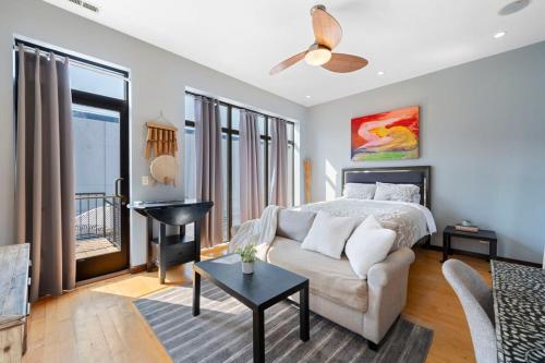een woonkamer met een bed en een bank bij Zen Oasis of Elegance: Expansive Executive Home in Chicago