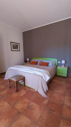 a bedroom with a large bed in a room at La Locanda di Campagna a Guardabosone in Guardabosone