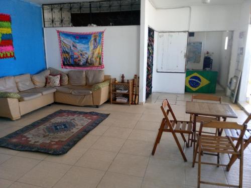 sala de estar con sofá, mesa y sillas en Pun pon pelô en Salvador