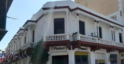 ein weißes Gebäude mit einem Balkon an der Seite in der Unterkunft Hostal 1811 in Cartagena de Indias