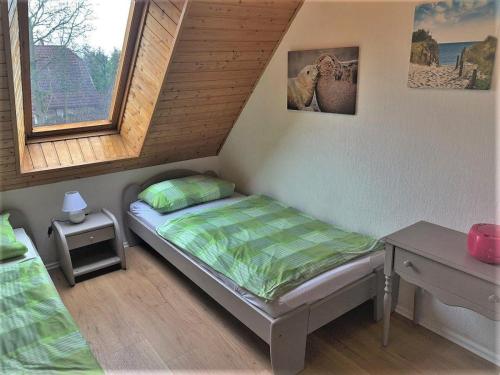Habitación pequeña con cama y ventana en Strandnahes-Ferienhaus-Nessmersiel, en Nessmersiel