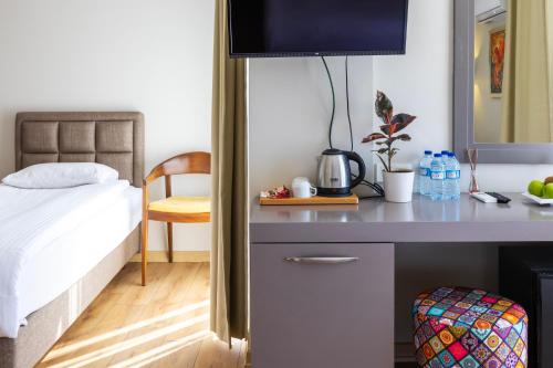 - une chambre avec un lit et un bureau dans l'établissement Mene City Hotel, à Antalya