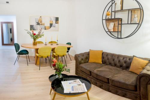 een woonkamer met een bank en een tafel bij Minerva Boutique Residence in Rome