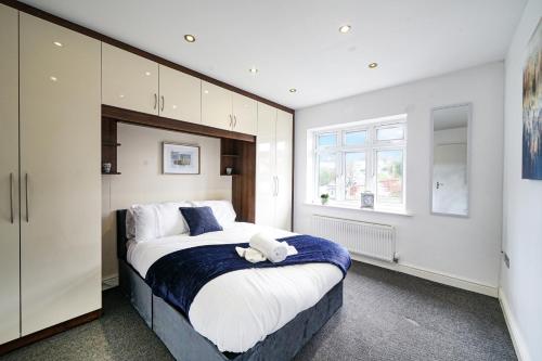 a bedroom with a bed with a teddy bear on it at Spa Shower I 4Bed 3Bath I Sleeps x9 I Parking x2 in Elstree