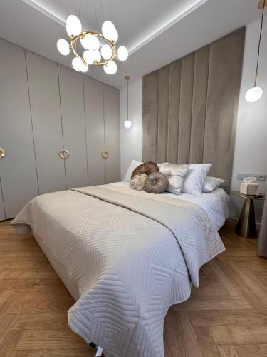 A bed or beds in a room at Taupe II Wyjątkowy Apartament w centrum Łodzi