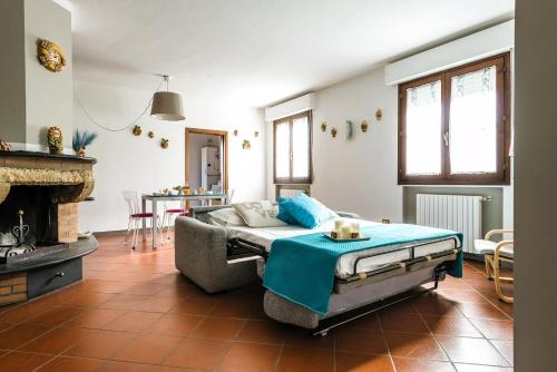 un soggiorno con letto e camino di Hostly - Giusy Garden Suite a Capannoli