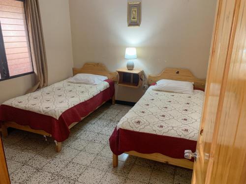 Zimmer mit 2 Betten und einem TV. in der Unterkunft Apart-Hotel Plaza Familiar in La Esperanza