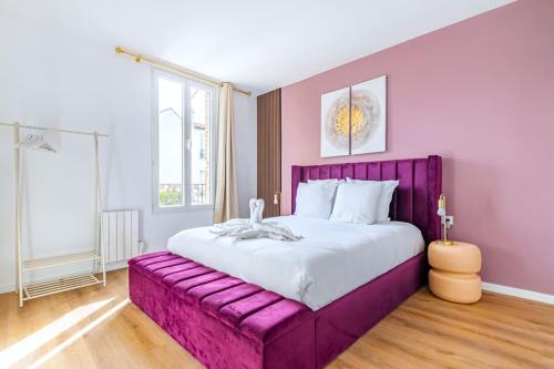- une chambre avec un grand lit violet dans l'établissement Appartement coloré à 5 minutes de Paris, à Bagnolet