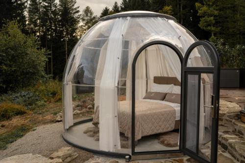 een slaapkamer in een koepeltent met een bed erin bij Chalet Weidehaus De Luxe 