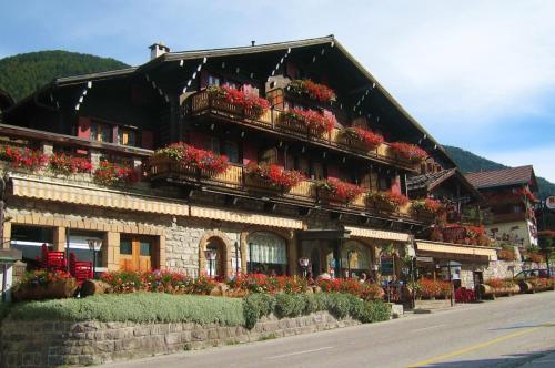 a building with flowers on the side of it at Au Manoir d'Anniviers in Vissoie