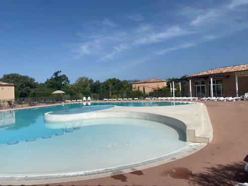 - une grande piscine avec des chaises dans l'établissement Maison Résidence les demeures du Ventoux, à Aubignan