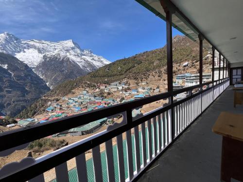 einen Balkon mit Stadt- und Bergblick in der Unterkunft Namche Terrace in Namche