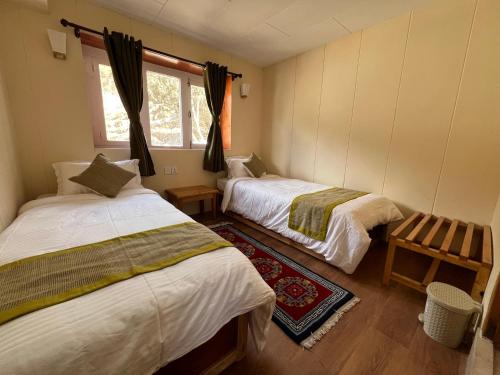 Zimmer mit 2 Betten und einem Fenster in der Unterkunft Namche Terrace in Namche