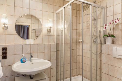 a bathroom with a shower and a sink at Häuserl in Garmisch-Partenkirchen