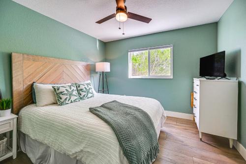 1 dormitorio con 1 cama y ventilador de techo en Manasota Key Home with Screened Porch Walk to Beach, en Englewood