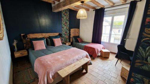 Val-au-PercheにあるGite Le Cozyのベッドルーム1室(ベッド2台、窓付)