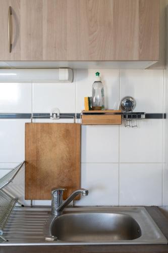 une cuisine avec un évier et un plan de travail dans l'établissement Le Jardin des Chimères, à Castanet-Tolosan