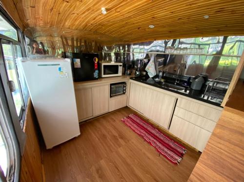 Dapur atau dapur kecil di Chalé em Ônibus de 1975 - Ponto Z